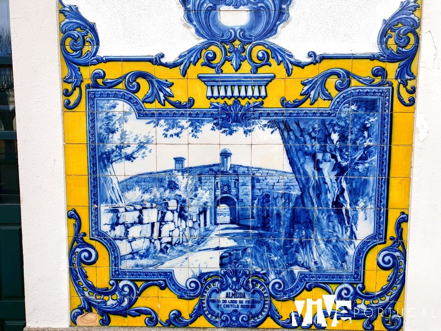 Detalle del panel de azulejos dedicado a Almeida